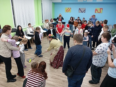 Новый год к нам мчится