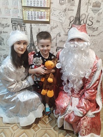 Дед Мороз и Снегурочка поздравили детей на дому